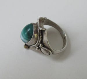 Niet of onleesbaar gesigneerd - Zilveren 925 art deco ring met Malachiet steen kopen? Bied vanaf 10!