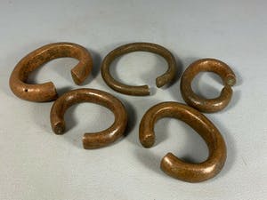 Benin - 201008 - Large Tribal used 5 bracelets or manilla's - Nigeria. kopen? Bied vanaf 65!