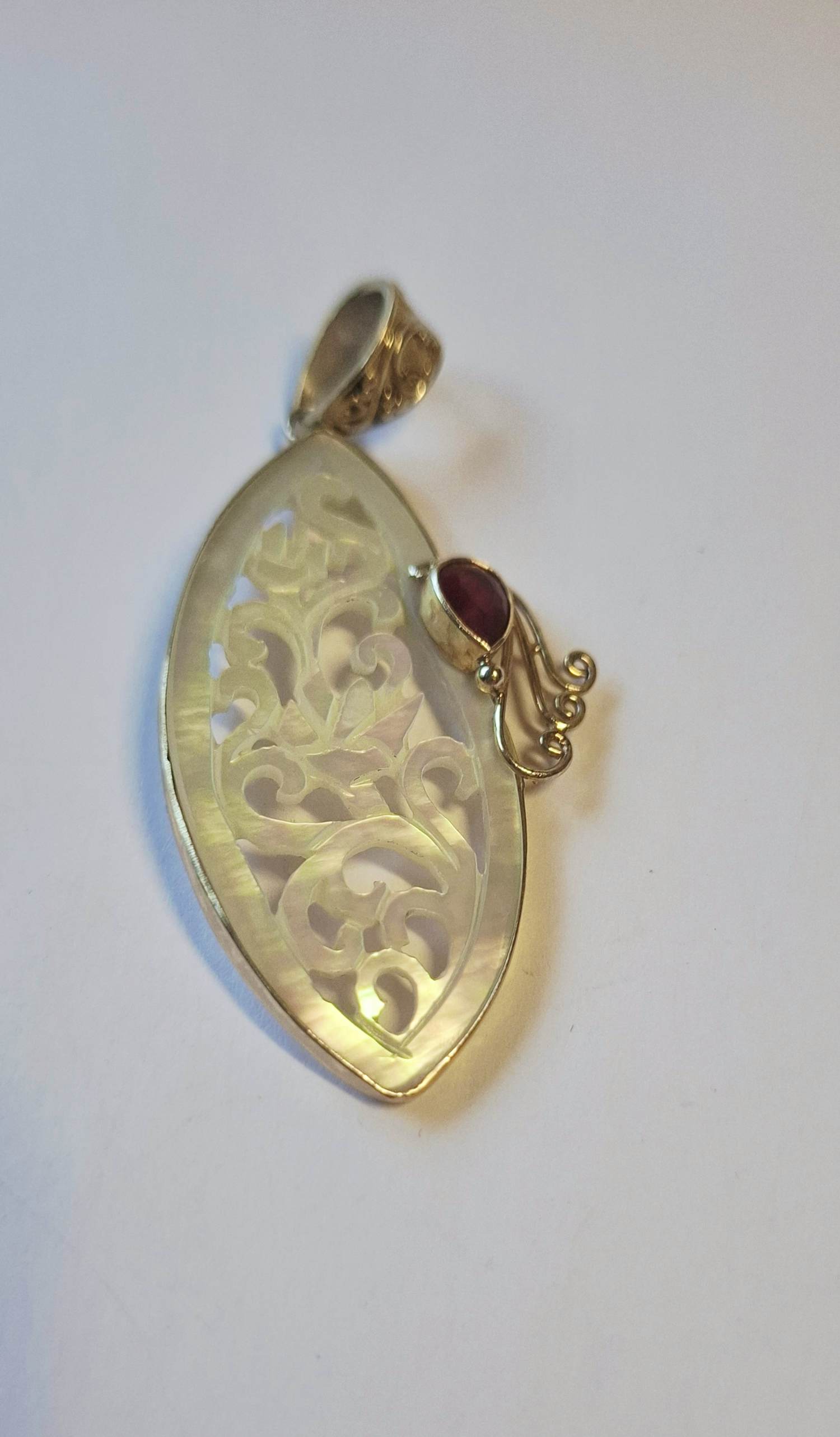 Balinese Barong hanger rijkelijk uitgesneden parelmoer met facetgeslepen Robijn verkocht voor € 50!