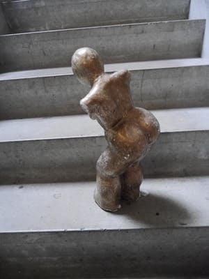 Niet of onleesbaar gesigneerd - dikke vrouw....beeld kopen? Bied vanaf 10!