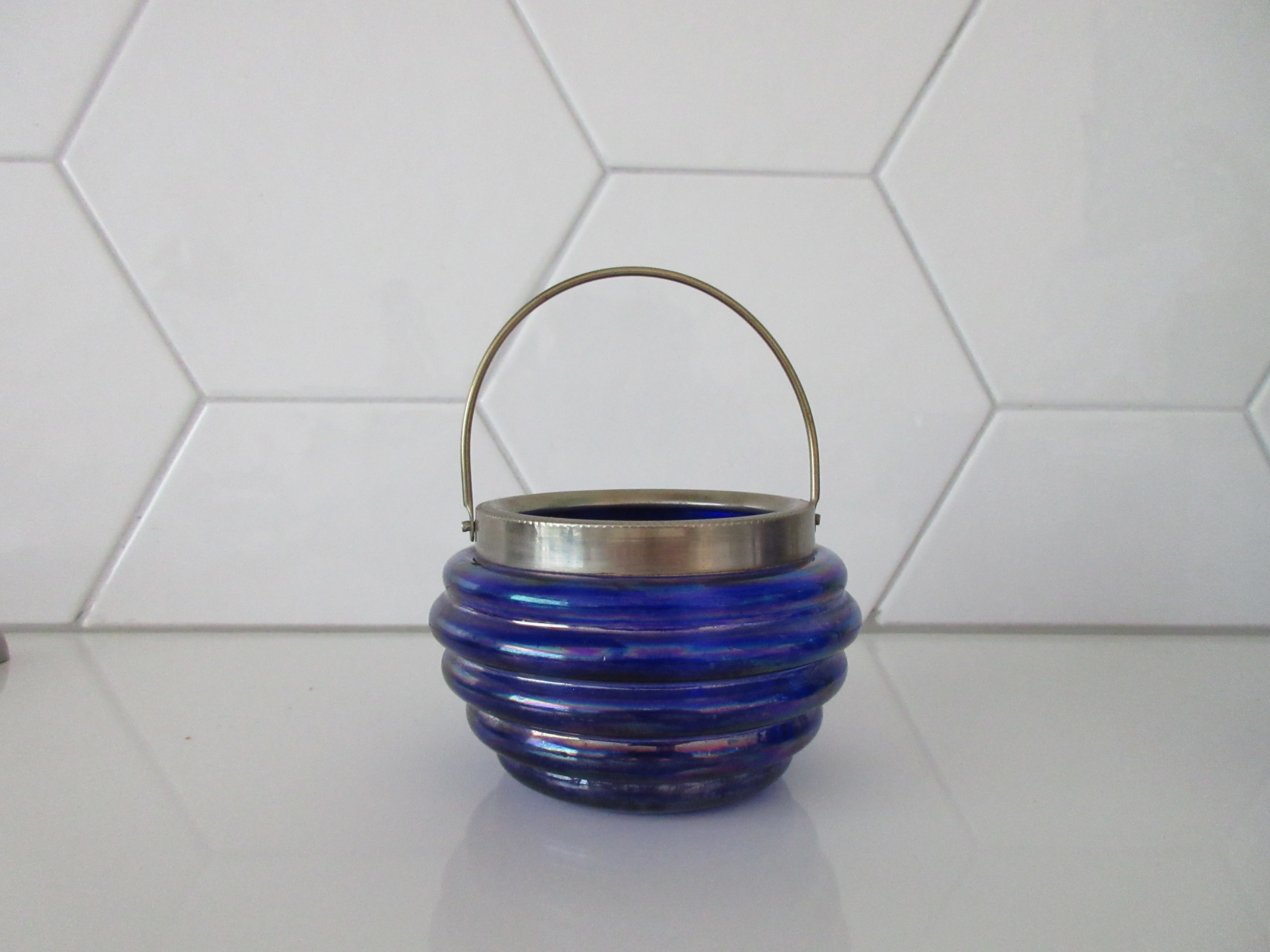 Niet of onleesbaar gesigneerd - Irise cobalt blauw geribbeld art nouveau glazen kannetje en beker met hengsel kopen? Bied vanaf 1!