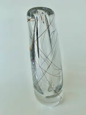 Vicke Lindstrand - Asymetrische schuin afgesneden vaas met decoratieve diagonale glasdraden kopen? Bied vanaf 100!