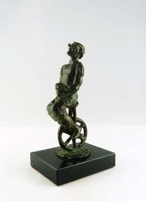 Bep van den Bergh - Brons en natuursteen, Clown op eenwieler verkocht voor € 50!