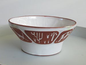 Niet of onleesbaar gesigneerd - Rood Aardewerken kom met wit glazuur en incisiedecor van verschillende dieren kopen? Bied vanaf 1!