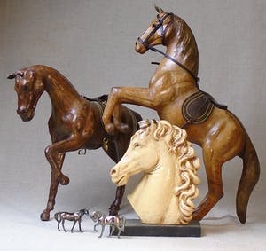 Curiosa - Vijf decoratieve paardjes, echt leder, metaal en composiet kopen? Bied vanaf 1!