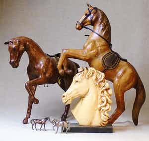 Vijf decoratieve paardjes, echt leder, metaal en composiet verkocht voor € 1!