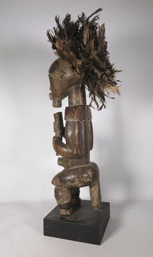 Fang Ntumu - Hout en koper/messing, Fetisj sculptuur van mannenfiguur met hoofdtooi kopen? Bied vanaf 1!