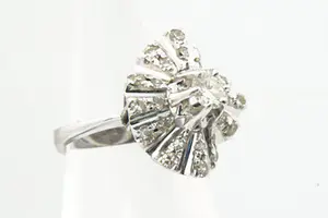 Opvallende wit-gouden (14 krt) & diamanten (ca.1ct ) dames "cocktail" ring kopen? Bied vanaf 380!