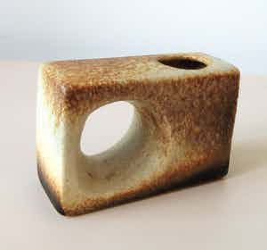 Niet of onleesbaar gesigneerd - Vintage vaasje model G2 - Vest Keramiek Gouda verkocht voor € 1!