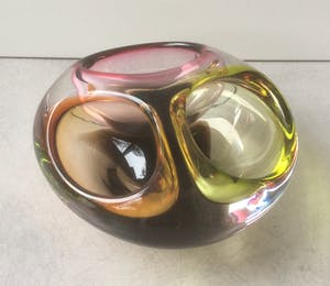 Niet of onleesbaar gesigneerd - ZELDZAAM MASSIEF MEERKLEURIG GLAZEN OBJECT kopen? Bied vanaf 1!