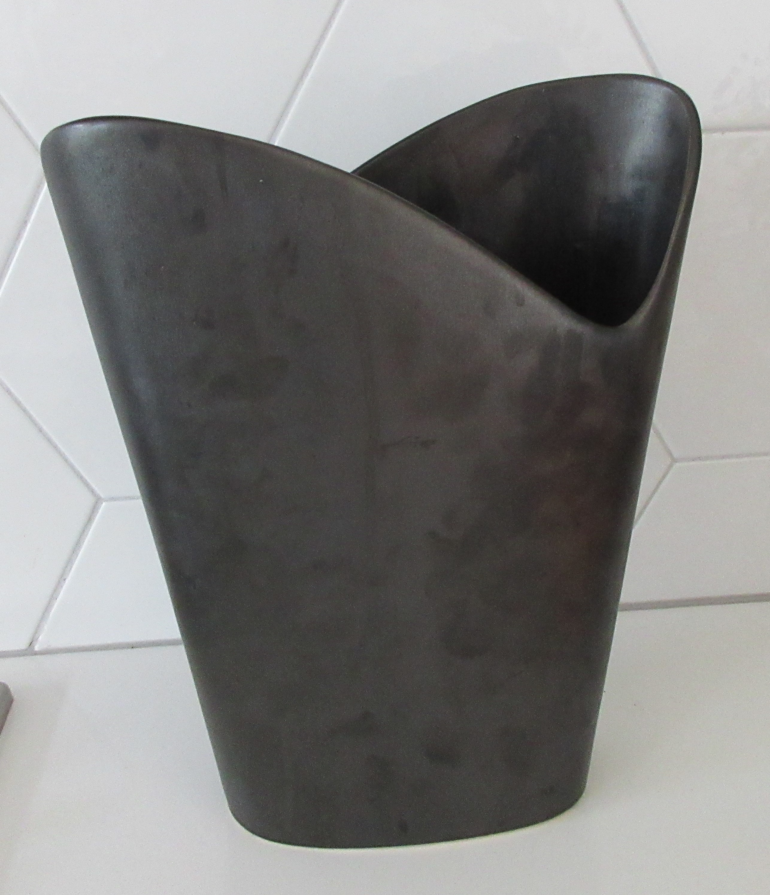 Niet of onleesbaar gesigneerd - Hydromiek Losser grote keramische antraciete design vaas verkocht voor € 1!