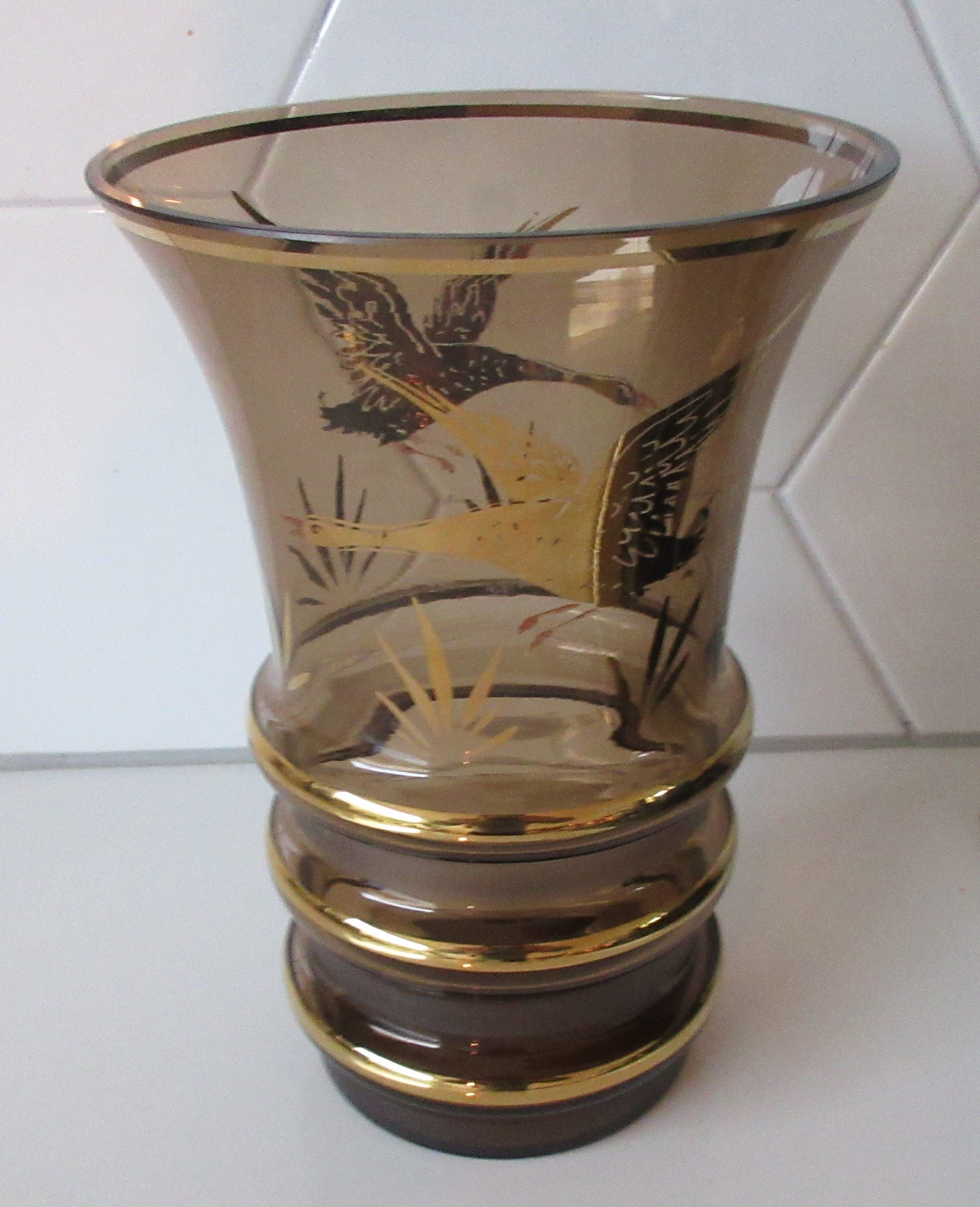 Adat - Art deco Franse bruin glazen vaas met vergulde decoratie van ganzen kopen? Bied vanaf 20!