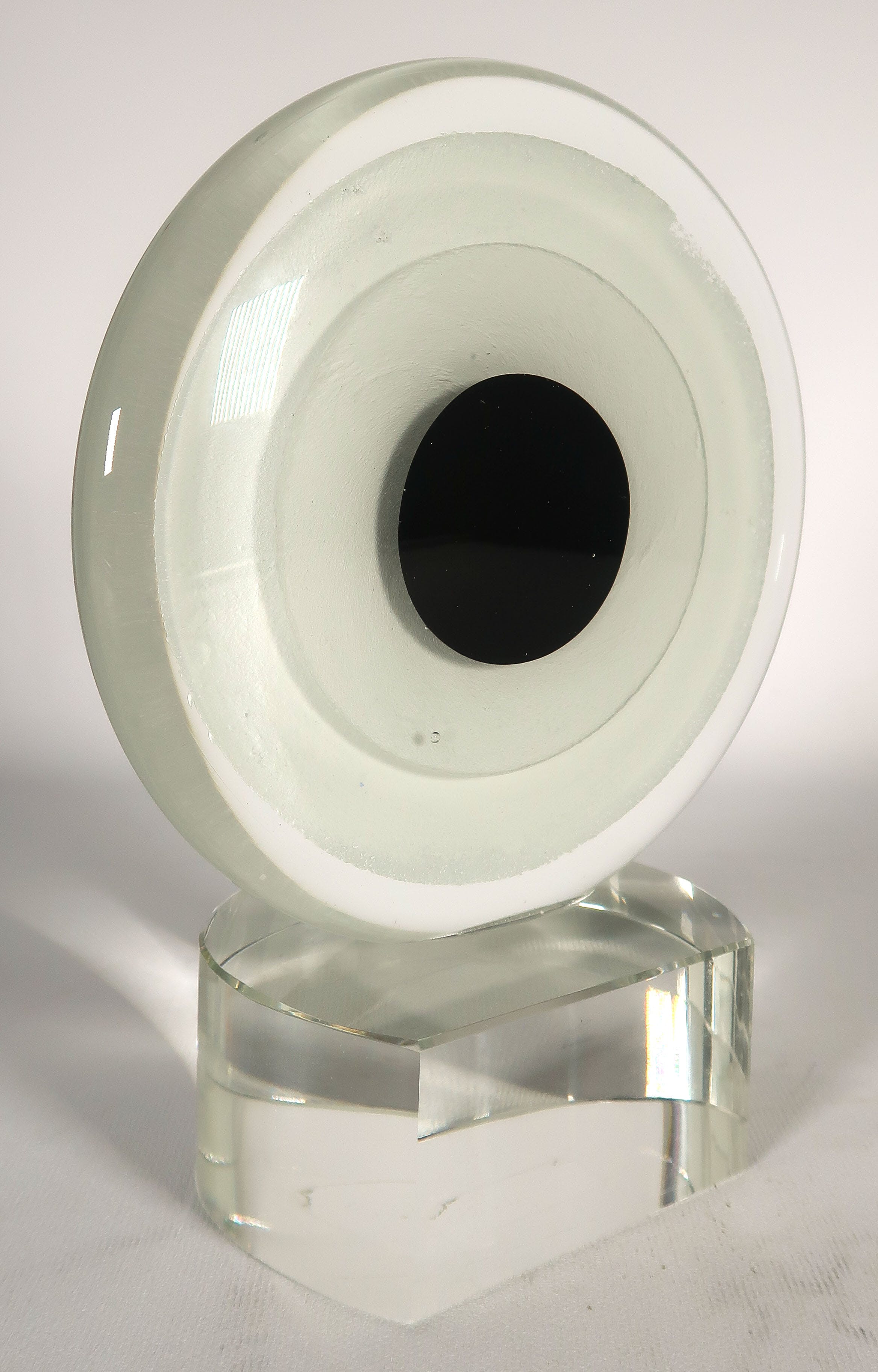 Niet of onleesbaar gesigneerd - Glas, Oog op voet verkocht voor € 1!