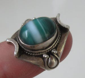 Niet of onleesbaar gesigneerd - Zilveren 925 art deco ring met Malachiet steen kopen? Bied vanaf 10!