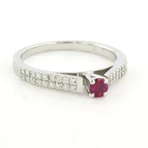 18k gouden ring met robijn tot. 0.25ct en briljant geslepen diamant tot. 0.24ct kopen? Bied vanaf 650!