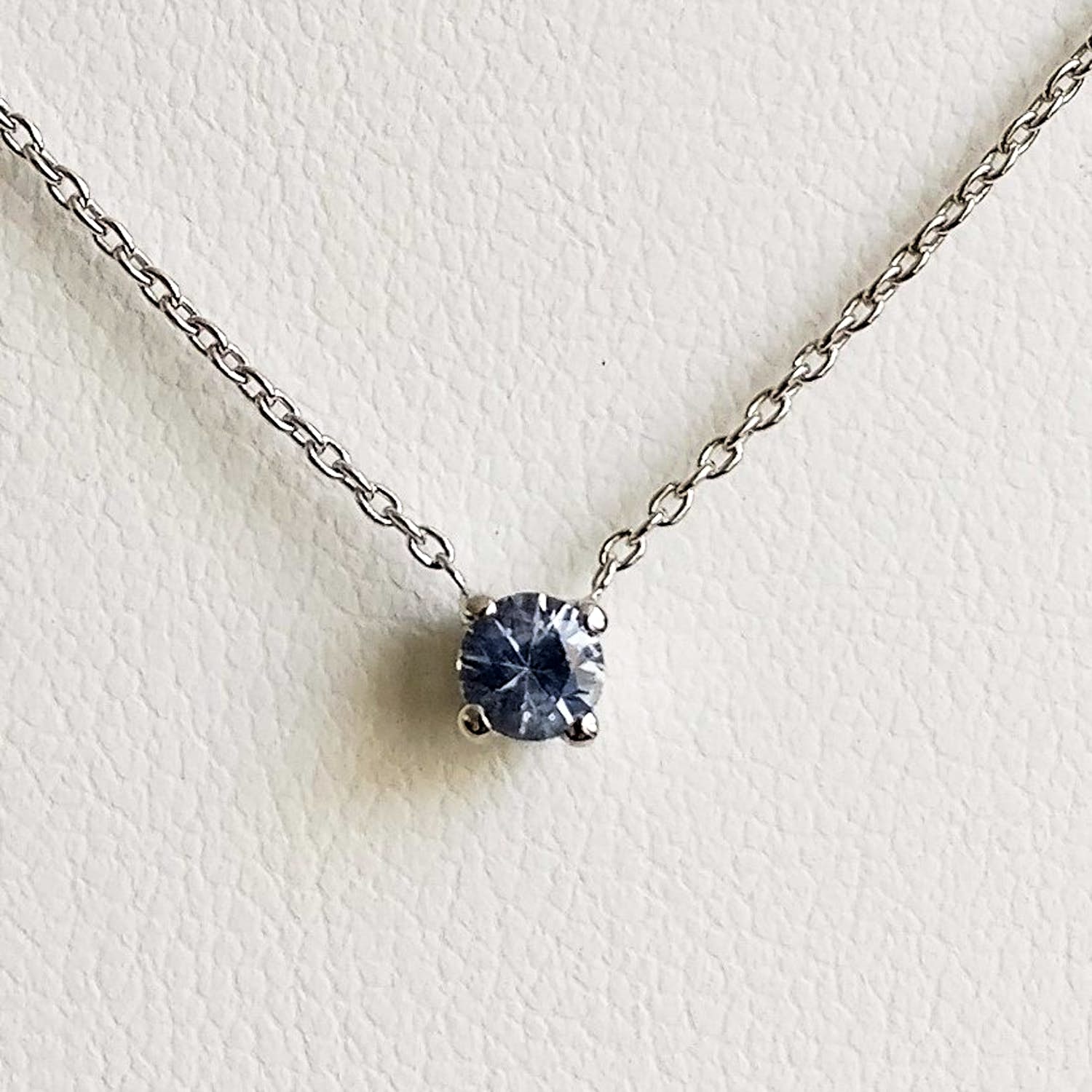 Acheter0.27ct Sapphire Necklace with Pendant? Enchérissez de 250!