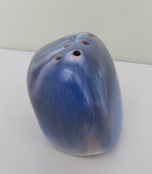 Niet of onleesbaar gesigneerd - Modernistische aardewerken rozensteker (vaas) kopen? Bied vanaf 1!