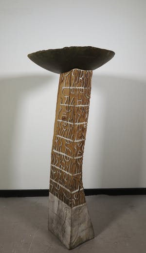 Loek Hambeukers - Grote bronzen schaal op houten sokkel kopen? Bied vanaf 350!