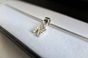 Curiosa - W. James - Zilveren armband Letter N-hanger Swarovski kristal - PRIJS VERLAAGD kopen? Bied vanaf 19!