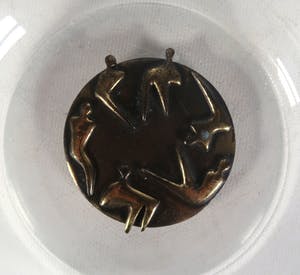 Corry Ammerlaan - Brons en glas, Schaal met medaillon kopen? Bied vanaf 20!