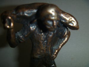 Niet of onleesbaar gesigneerd - fraai bronzen beeldje van havenarbeider met een zak op schouder kopen? Bied vanaf 1!