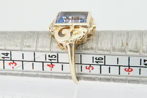 35 - Charmante jaren 60 ring met licht-blauwe Spinel in opengewerkte zetting kopen? Bied vanaf 45!