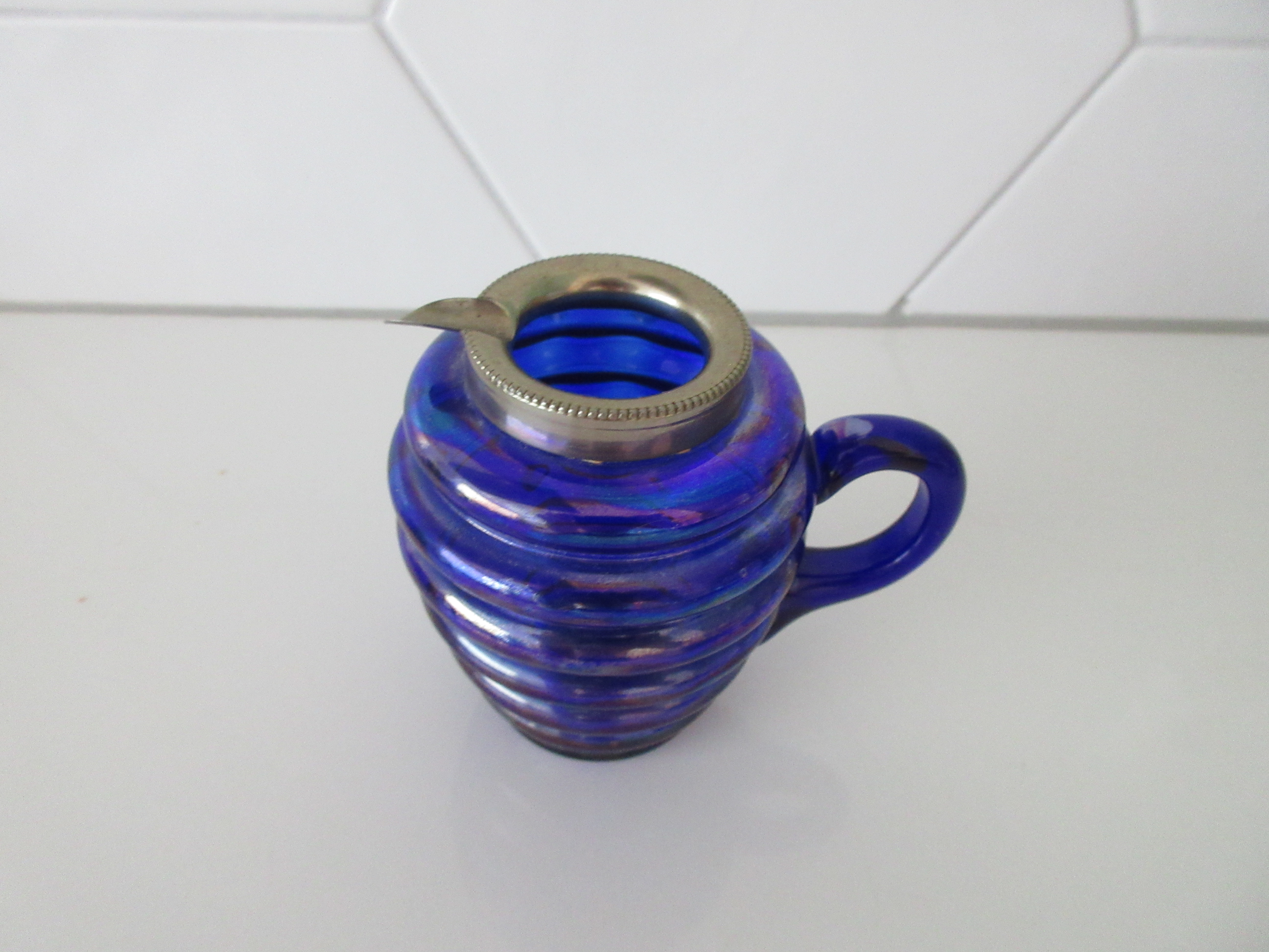 Niet of onleesbaar gesigneerd - Irise cobalt blauw geribbeld art nouveau glazen kannetje en beker met hengsel kopen? Bied vanaf 1!