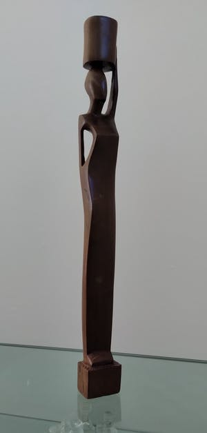 Niet of onleesbaar gesigneerd - groot houten beeld, slanke Afrikaanse dame met pot op het hoofd kopen? Bied vanaf 1!