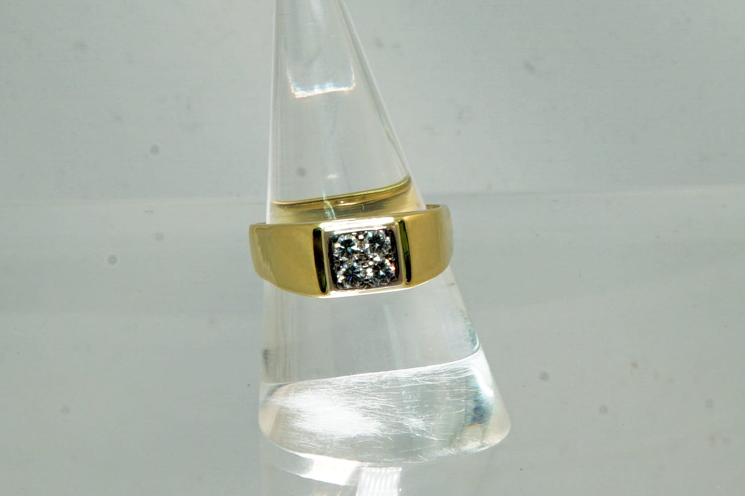 80 - Stijlvolle 14krt gouden pavé ring met 4 briljant gesl. (0.30ct) diamant kopen? Bied vanaf 230!