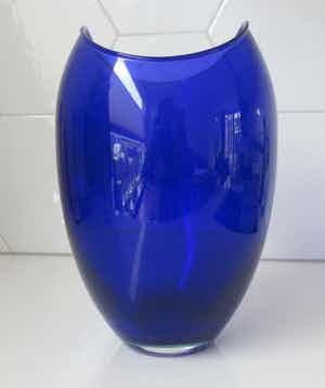 Niet of onleesbaar gesigneerd - Cobalt blauwe glazen design vaas verkocht voor € 10!