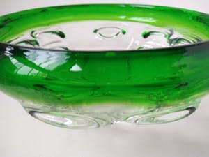 Josef Hospodka - zware glazen kom met groene rand kopen? Bied vanaf 50!