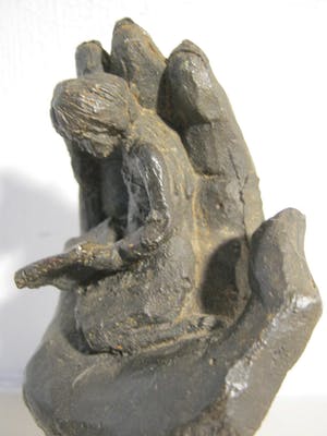 Astrid Veldhuyzen-Koppen - Lezend meisje in hand - gesigneerd sculptuur kopen? Bied vanaf 75!