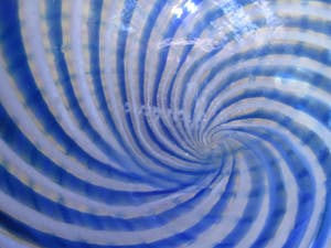 Niet of onleesbaar gesigneerd - Murano vaas met spiraal kopen? Bied vanaf 1!