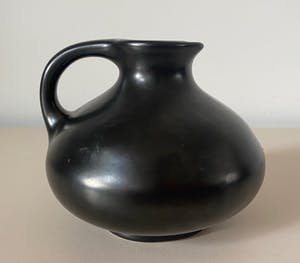 Plateelbakkerij Zenith - Mat zwart platelen kannetje of vaasje model 133 kopen? Bied vanaf 1!