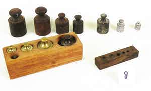 2 blokken met serie gewichten en 7 losse gewichten verkocht voor € 1!