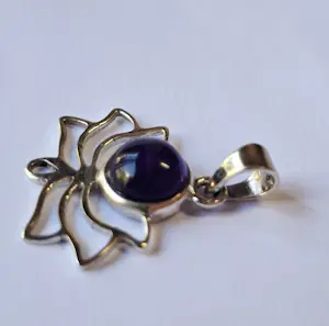 nieuwe Lotus hanger gemaakt van 925 sterling zilver met een Amethist edelsteen kopen? Bied vanaf 50!