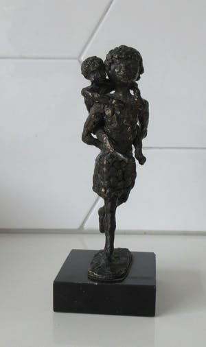 Astrid Veldhuyzen-Koppen - Bronzen Beeld Rennende moeder met kind op haar rug kopen? Bied vanaf 48!