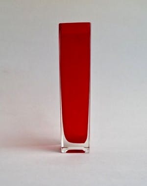 Niet of onleesbaar gesigneerd - Rood glazen vaasje in modern design kopen? Bied vanaf 1!