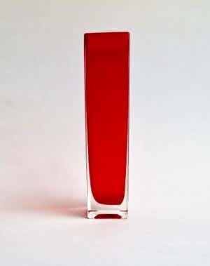 Niet of onleesbaar gesigneerd - Rood glazen vaasje in modern design verkocht voor € 1!