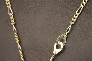 2520- 18 Krt - gouden figaro collier - grote panterhanger - handboei-sluiting!! kopen? Bied vanaf 1730!