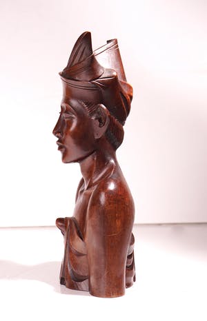 Niet of onleesbaar gesigneerd - Tropisch houten sculptuur van een jongeman met frangipani bloem- Bali, Indonesië kopen? Bied vanaf 1!