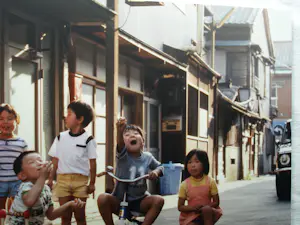 Henk Schiffmacher - Gesigneerde foto op dibond “Kinderen” + gesigneerd fotoboek kopen? Bied vanaf 200!