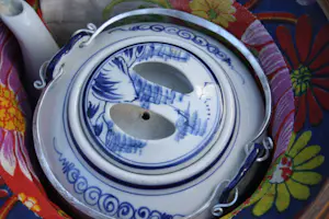 Niet of onleesbaar gesigneerd - Fraaie Draagbare Porseleinen theepot warmhoud reisset (20e eeuw kopen? Bied vanaf 1!