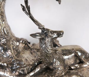 Curiosa - Verzilverd tafelstuk in de vorm van een hertengroep bij een boom kopen? Bied vanaf 60!