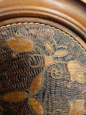 Curiosa - 2 Poolse folkloristische borden met zeer verfijnd houtsnijwerk kopen? Bied vanaf 1!