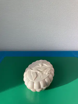 Curt Schlevogt - Art deco zeepdoos uit geperst glas/persglas/melkglas kopen? Bied vanaf 1!