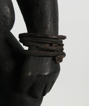 Fang - Hout en ijzer, Zittend mannenfiguur kopen? Bied vanaf 1!