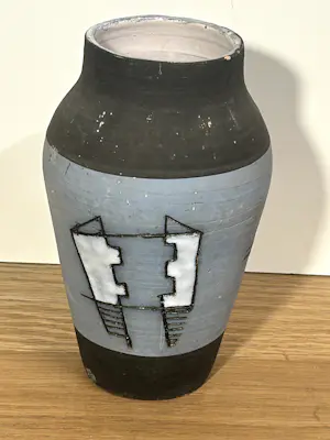 Frans Tuinstra - Vaasje met figuratief abstract figuur 1957 kopen? Bied vanaf 70!