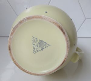 Potterie De Driehoek - Pastel gele melkkan met blauwe polka dots kopen? Bied vanaf 10!