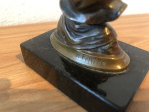 Julius Schmidt- Felling - Prachtige gesigneerd borstbeeldje van vrouw met muts. kopen? Bied vanaf 85!